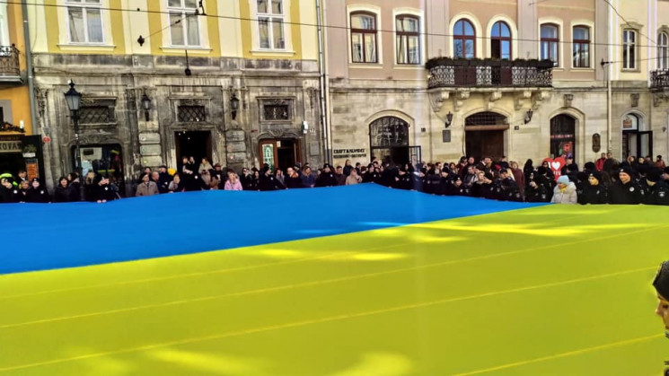 У центрі Львова розгорнули прапор Україн…