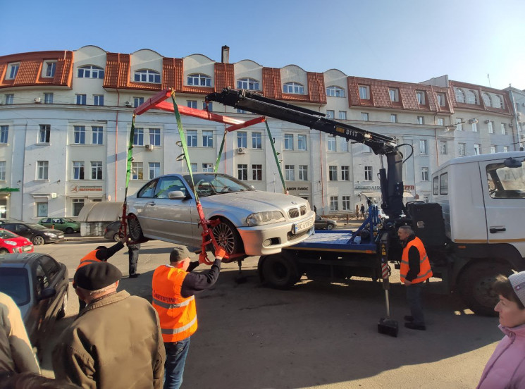 Як у Львові евакуатор забирає автомобіль…