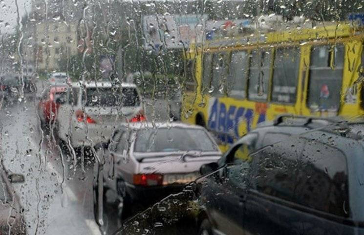 Квітневий дощ: Столичні вулиці паралізув…