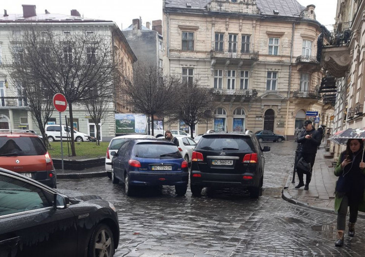У центрі Львова зіткнулися три автомобіл…