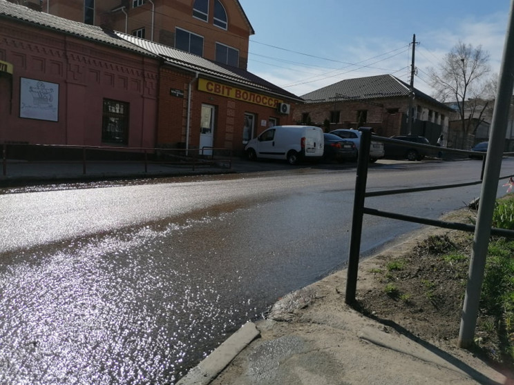 В Кропивницком улице течет вода через ре…