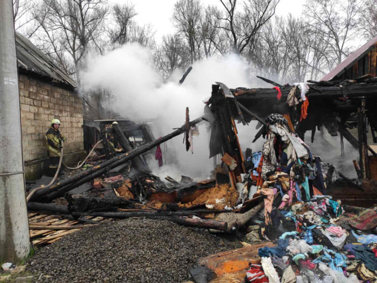 В Ужгороді пожежники рятували від вогню…