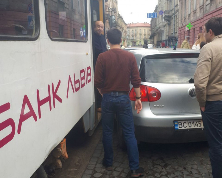 Як у Львові трамвай підрізав Volkswagen…