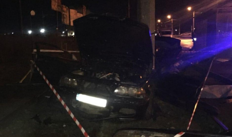 Під Одесою BMW врізався у стовп: Водій т…