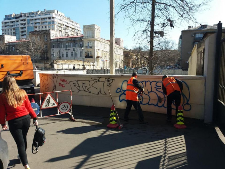 Комунальники відмивають від "живопису" м…