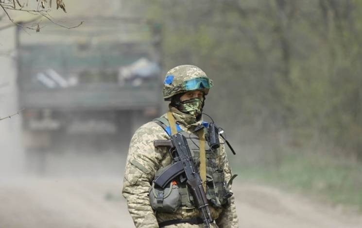 На Донбасі бойовики обстрілюють захисник…