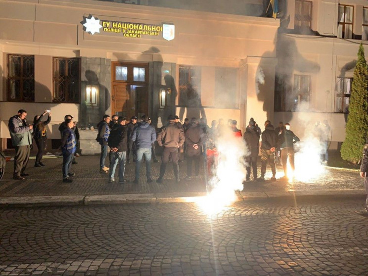 В Ужгороді перед поліцією активісти пали…