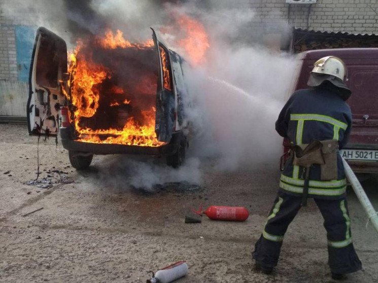 В Бердянске сгорел микроавтобус…