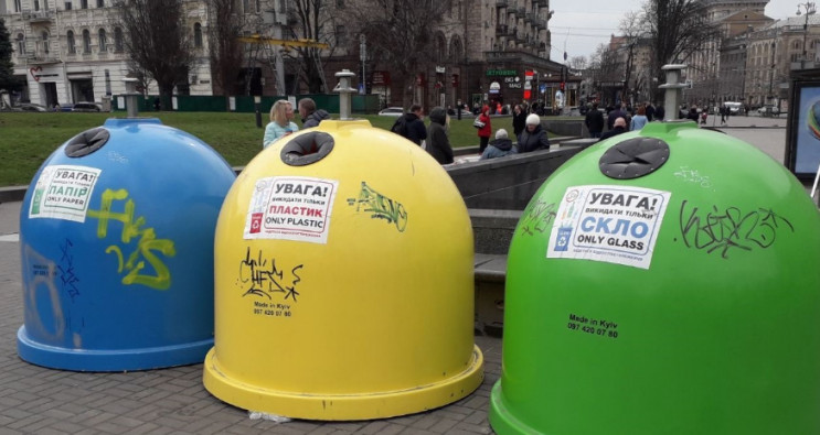 Столичні комунальники витирають сміттєві…