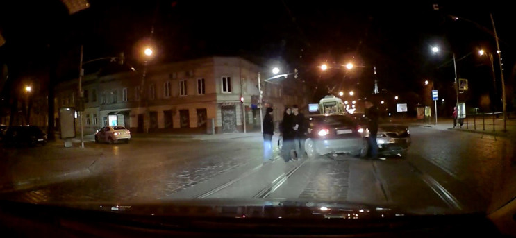 У Львові вночі біля цирку зіткнулися авт…