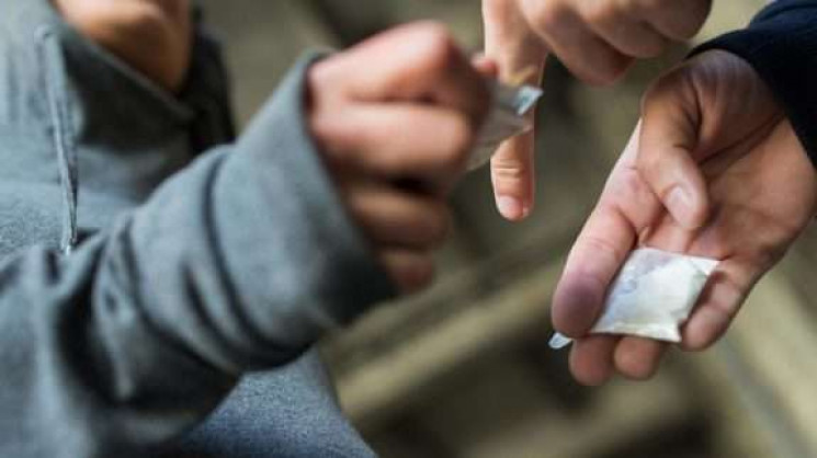 На Буковині працівник колонії продавав з…