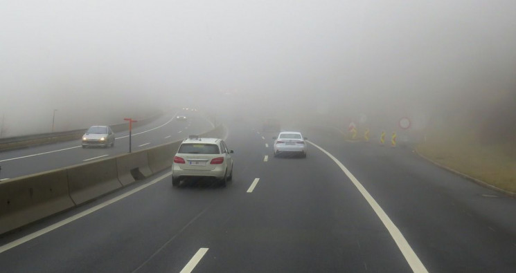 Туман на дорогах: Як їздити, щоб звести…
