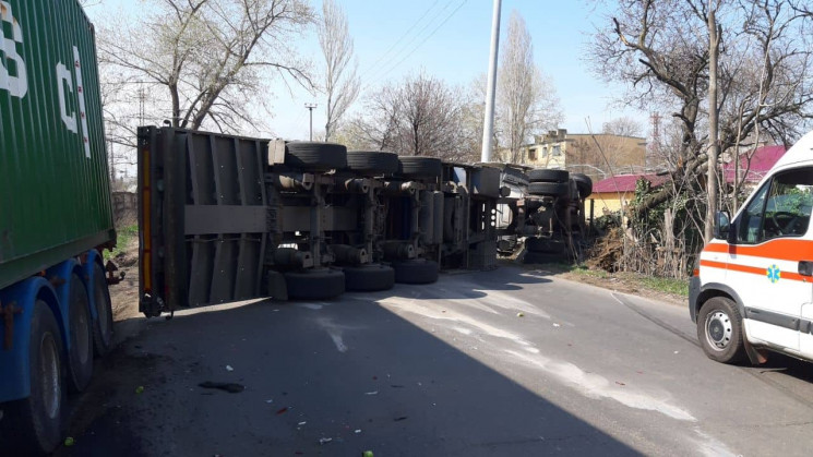 На Шкодовой горе перевернулся грузовик:…