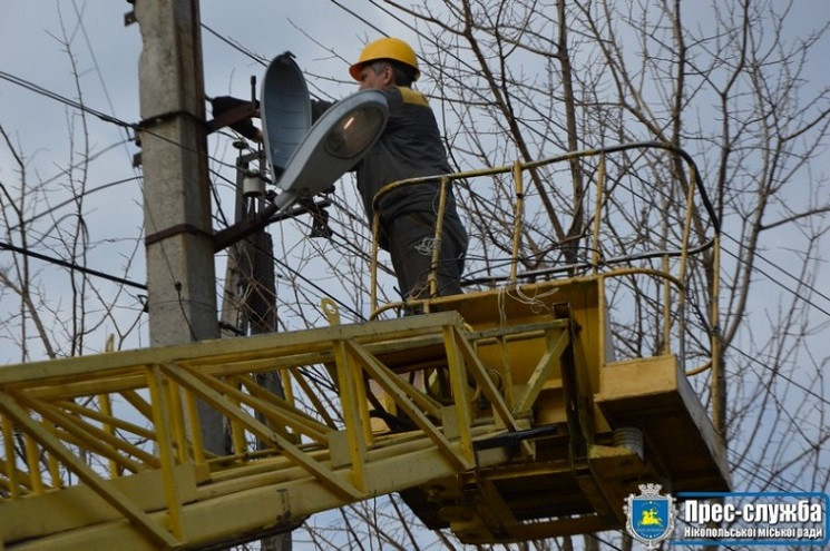 В Никополе начали включать фонари днем…