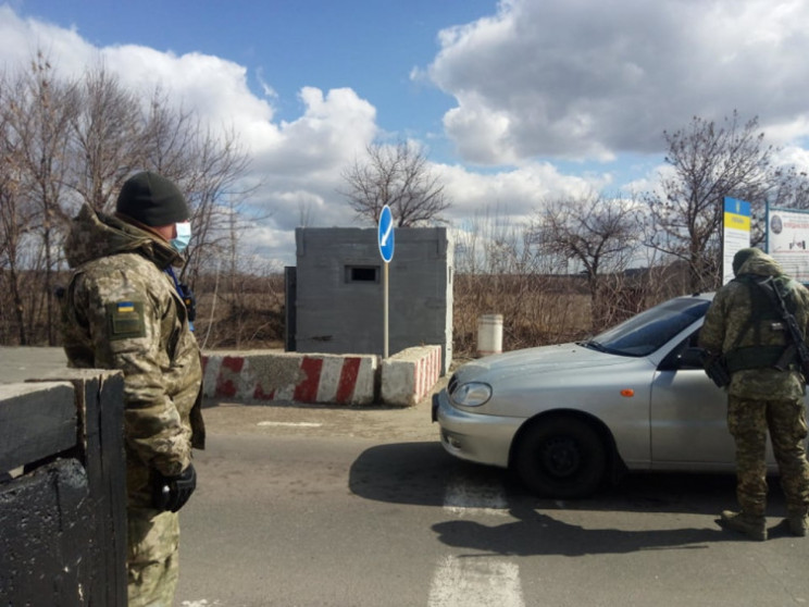 КПВВ "Новотроїцьке" в перший день обмеже…