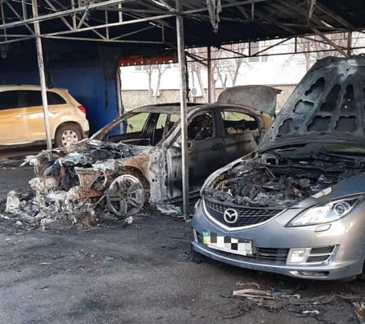 Полиция расследует уничтожение огнем авт…