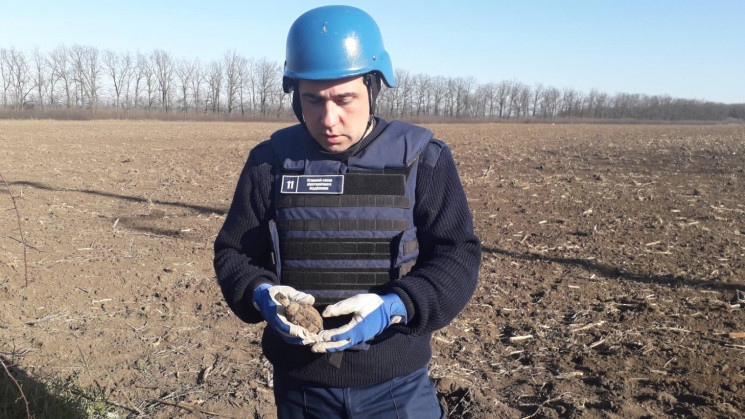 На Кропивниччині у полі знайшли боєприпа…