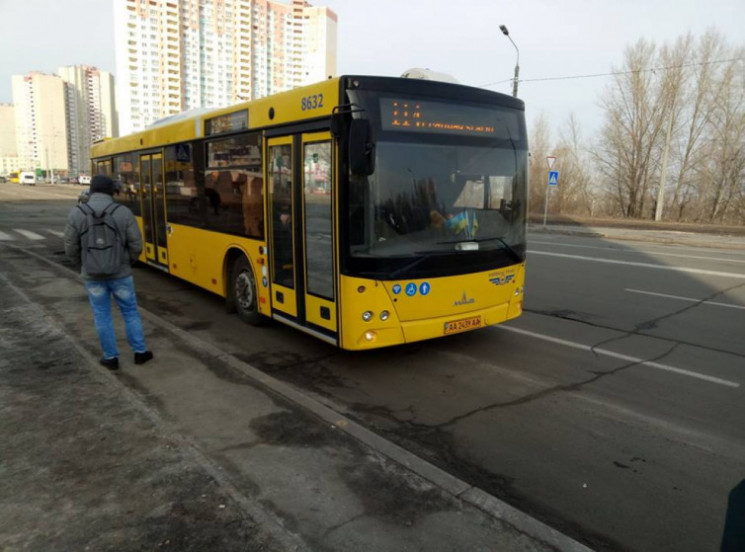 Люди без масок, дезінфекція і "правило д…