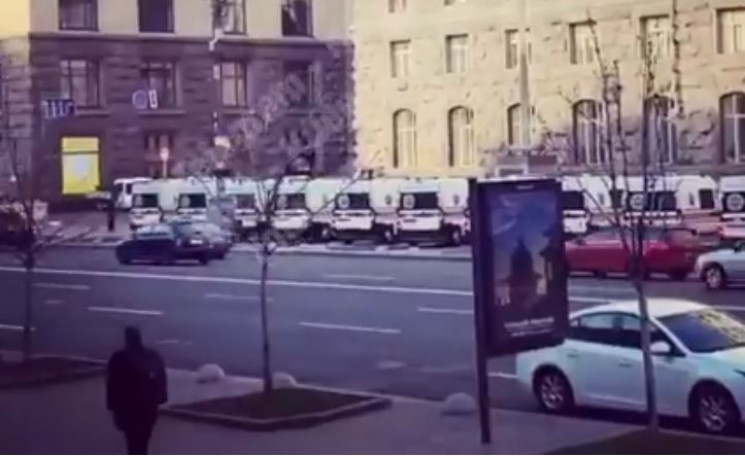 У центрі Києва вишикувались десятки "шви…