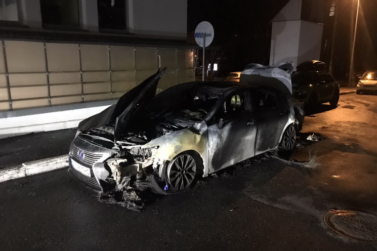 В Харькове ночью сожгли Lexus…