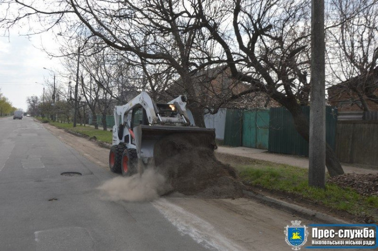 В Николаеве убирают ил с дорог…