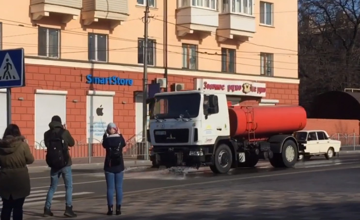 В Мариуполе начали мыть дороги и тротуар…