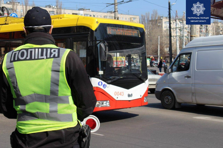 В Одесі б'ють водіїв та жбурляють камінн…