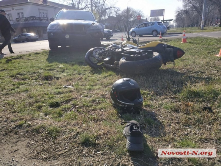 У Миколаєві автівка протаранила мотоцикл…