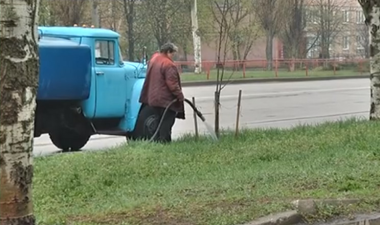 В Кропивницком коммунальщики поливают де…