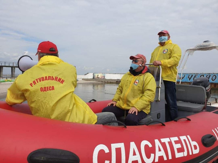 На одеському пляжі рятувальники нагадуют…