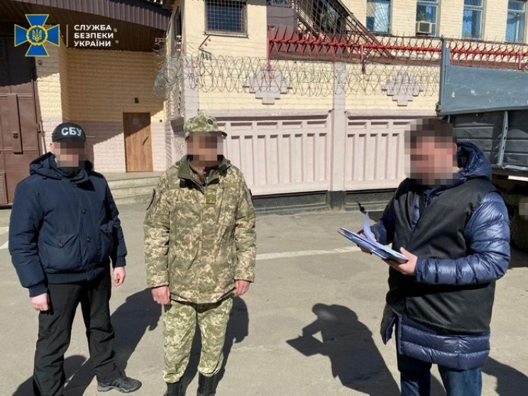 В Харькове схватили работника тюрьмы, ко…