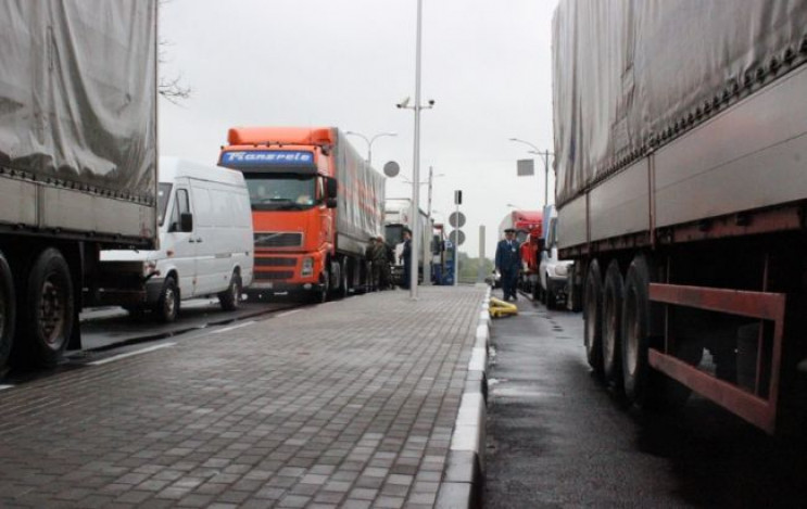 В Україну вантажівки потрапляють з Угорщ…