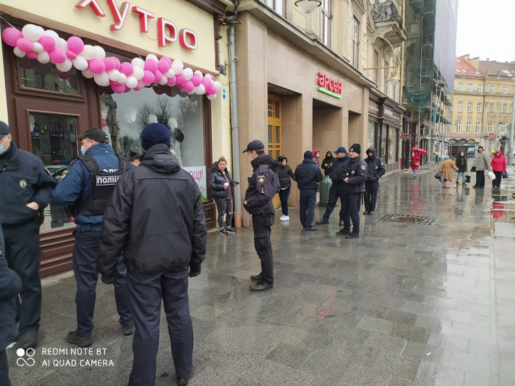 У центрі Львова затримали ромів з медичн…