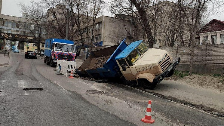 У Дніпрі під вантажівкою провалився асфа…