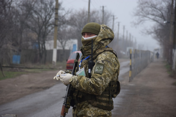 На Донбассе временно прекращают пропуск…