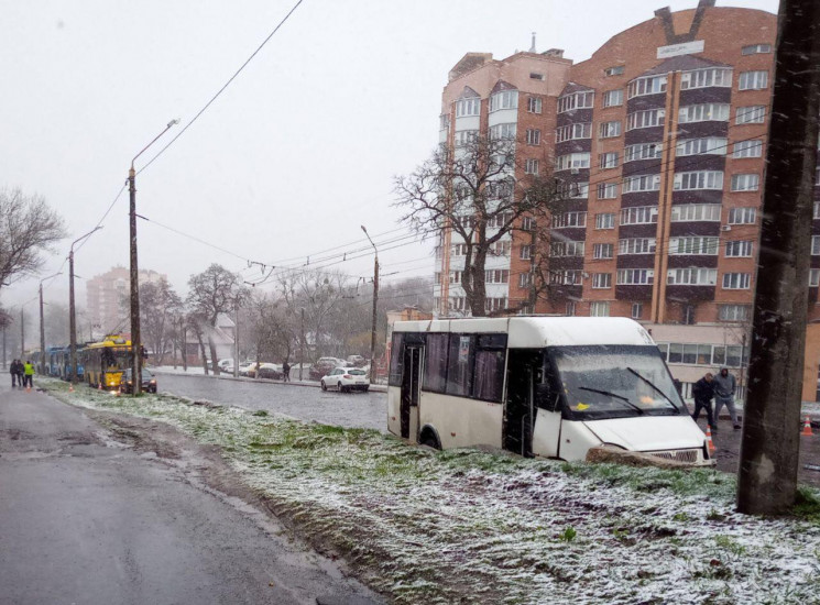 У центрі Полтави легковик зіткнувся з ма…