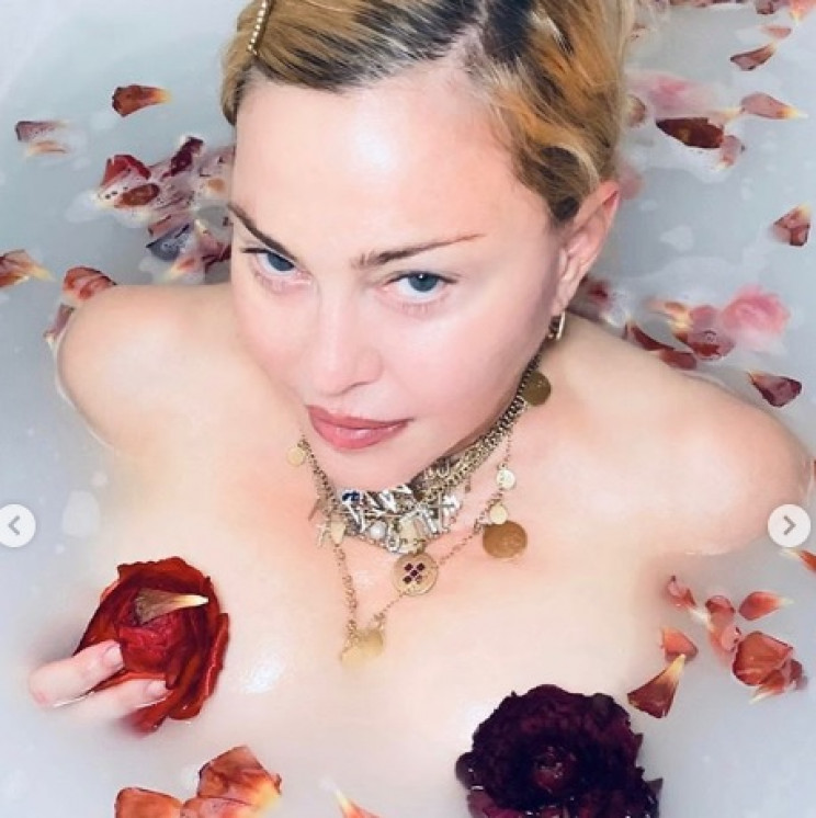 Голая Мадонна в ванне поразмышляла о кор…