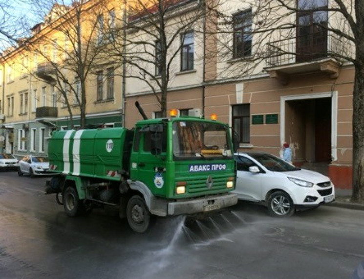 Як дезинфікують Тернопіль…