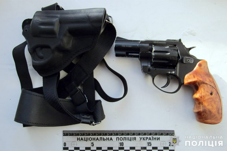 П'яний рівнянин зі зброєю напав на опера…