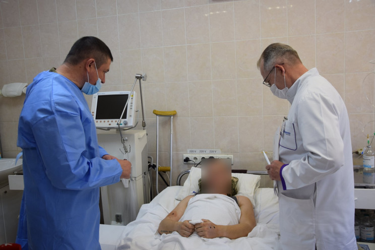 У лікарнях Дніпра нагороджували поранени…