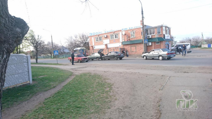 На Запоріжжі через пішохода побилися автівки Новини undefined Запоріжжя ...