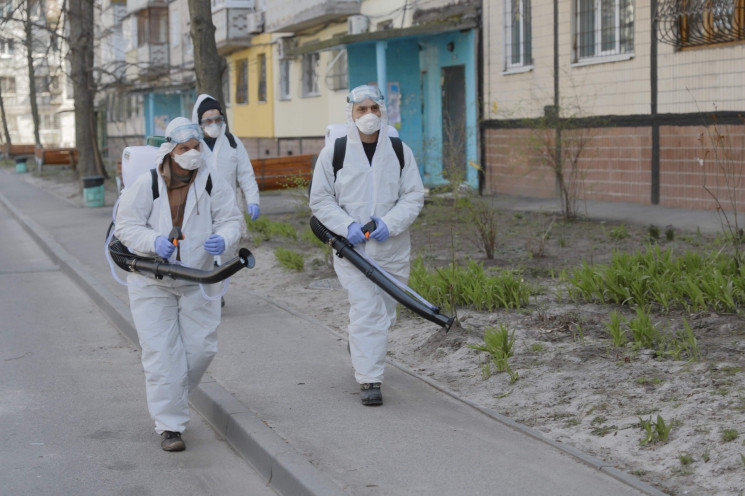 Як у Дніпрі у під'їздах розпилюють дезін…