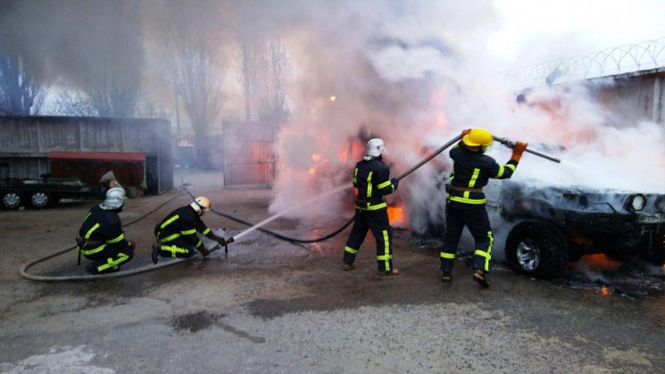 У Мелітополі вдосвіта палали мікроавтобу…