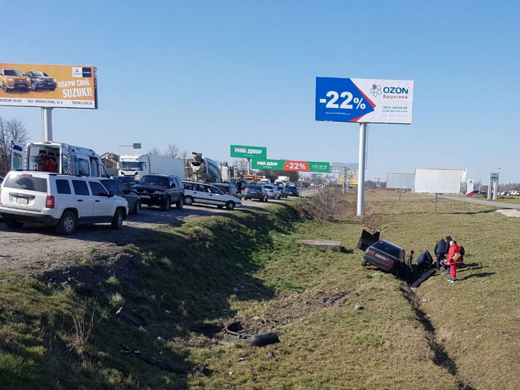 На виїзді зі Львова автомобіль злетів з…