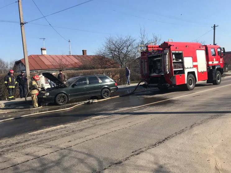 У Винниках загорівся автомобіль Audi A6…