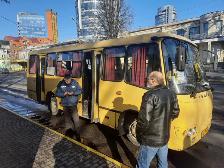 В Днепре полиция проверяет наличие масок…