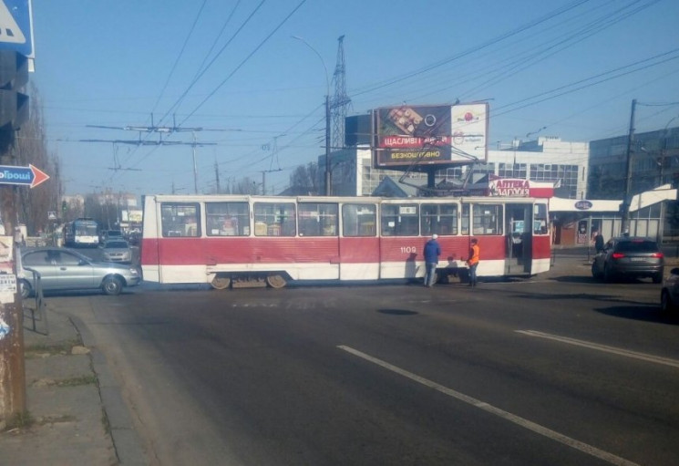 У Миколаєві через аварію із трамваєм утв…