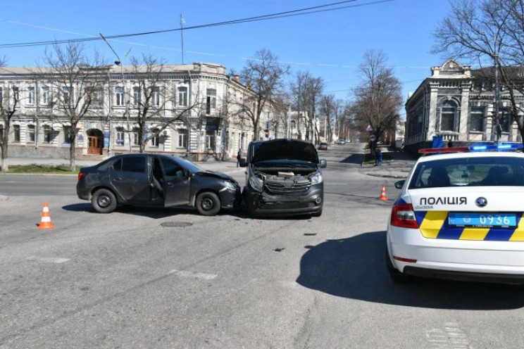 В Александрии возле ЗАГСа столкнулись дв…