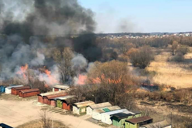 Пожежа сухостою в Хмельницькому ледь не…