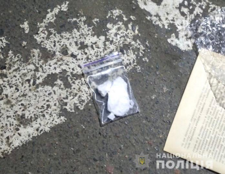В Харькове возле ТРЦ схватили наркодилер…